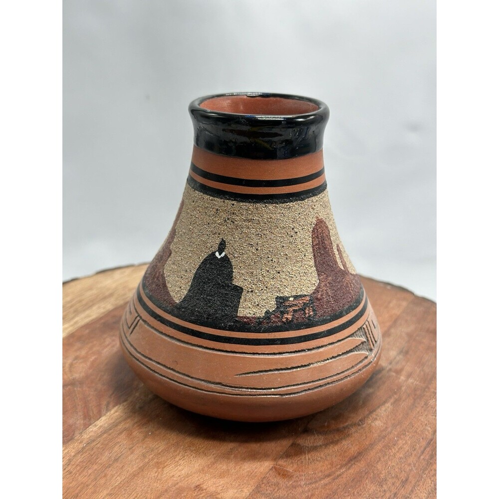 Navajo Handmade Native American Pottery Vase Signed Elsie Navajo